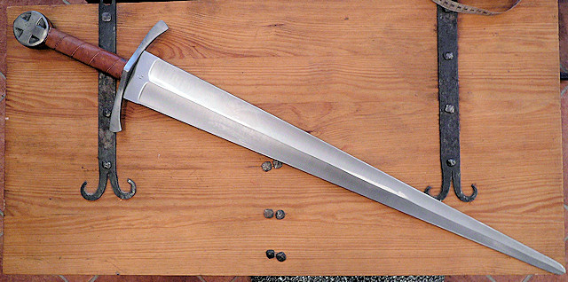 épée une main large - lame à section losangique